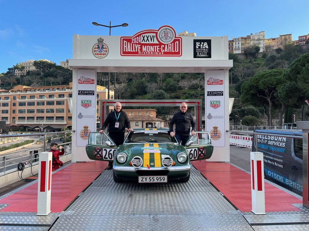 Chris Larsen og Toni Hansen fra Horsens har haft en afslappet dag med deres Lotus Europa fra 1974. De deltager i turistløbet Anniversary Monte 100 Touristique, som er et skotsk jubilæumsløb for 100-året for første start i Rallye Monte Carlo fra Glasgow, og er derfor ikke på nogen måde presset.
(Foto: privat)